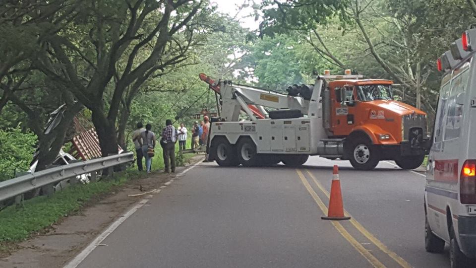 Accidente de tránsito en la vía Neiva - Campoalegre por volcamiento de un camión 4