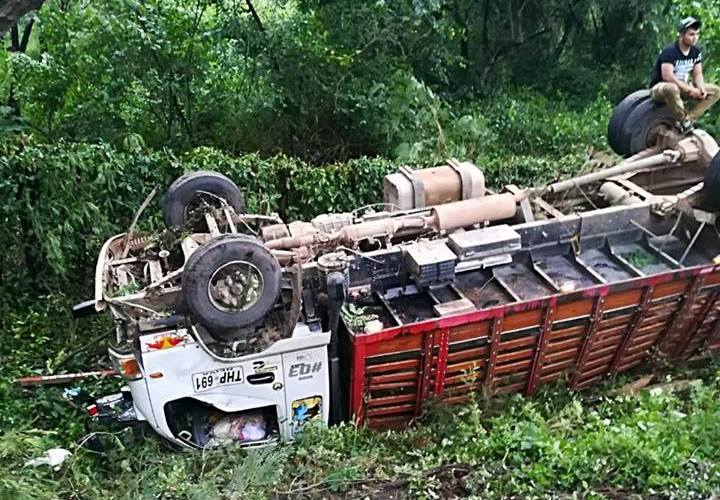 Accidente de tránsito en la vía Neiva - Campoalegre por volcamiento de un camión 1