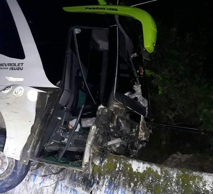 Varios heridos tras accidentarse un bus intermunicipal entre Paicol y La Plata 3