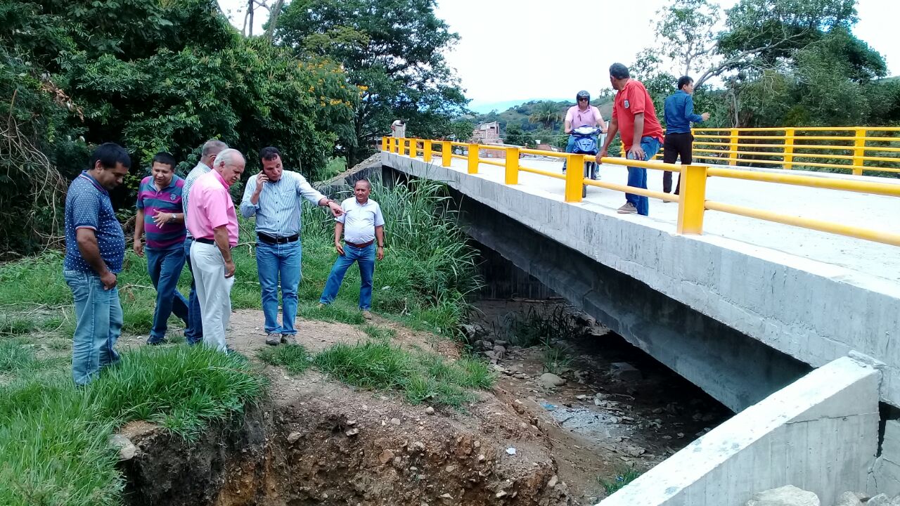 Realizan prueba de resistencia a puente en Riveras de Garzón 2