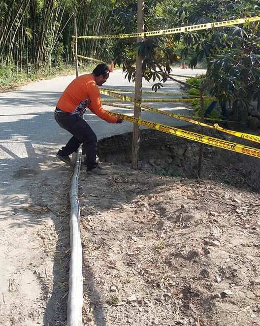 Este inmenso hueco imposibilita el tránsito automotor en la vía Suaza Acevedo 1