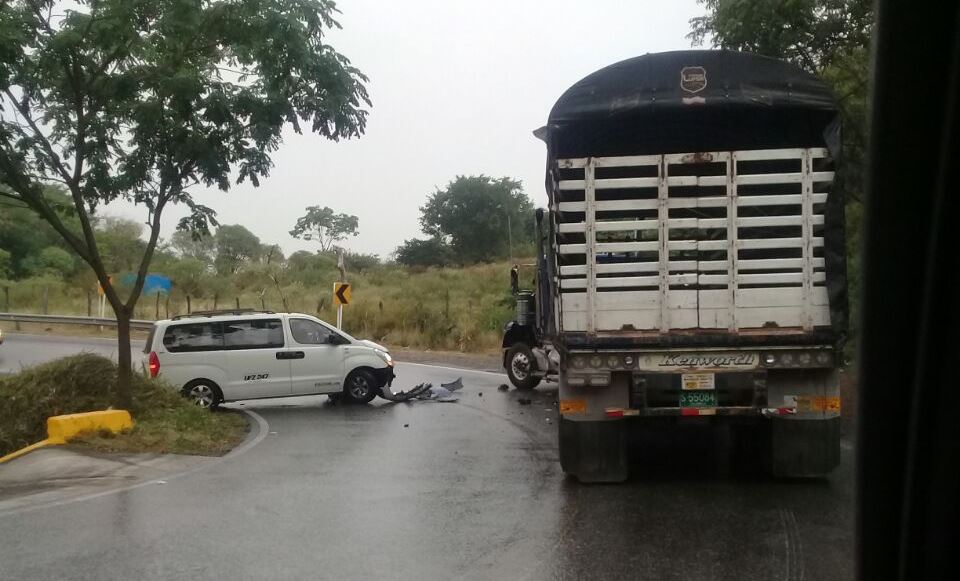 Accidente de transito en el sector Los Altares entre Hobo y Gigante 2