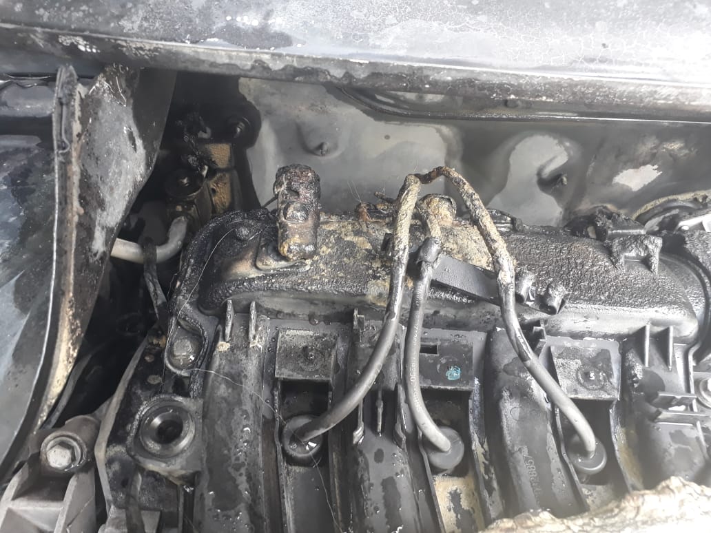 Automóvil con cuatro personas a bordo, se incendió en Gigante 3