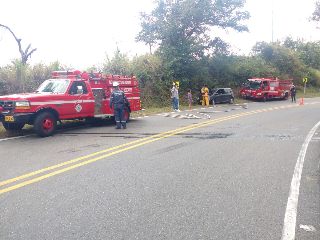 Automóvil con cuatro personas a bordo, se incendió en Gigante 2