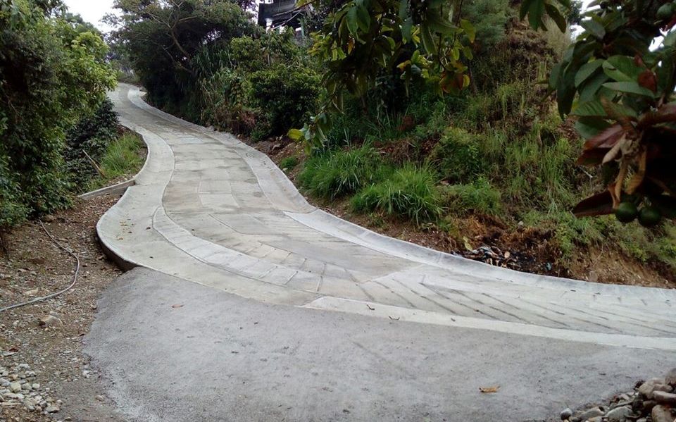 Habitantes de la vereda El Pescado en Tarqui, satisfechos por obras de pavimentación 1