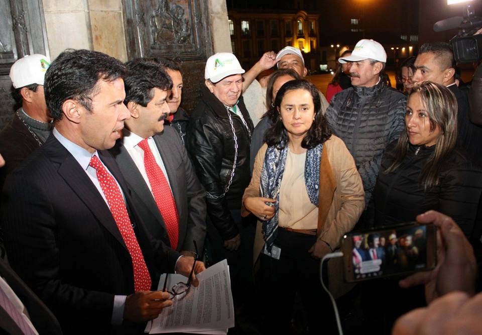 Levantada protesta de los diputados en la Plaza de Bolívar 4