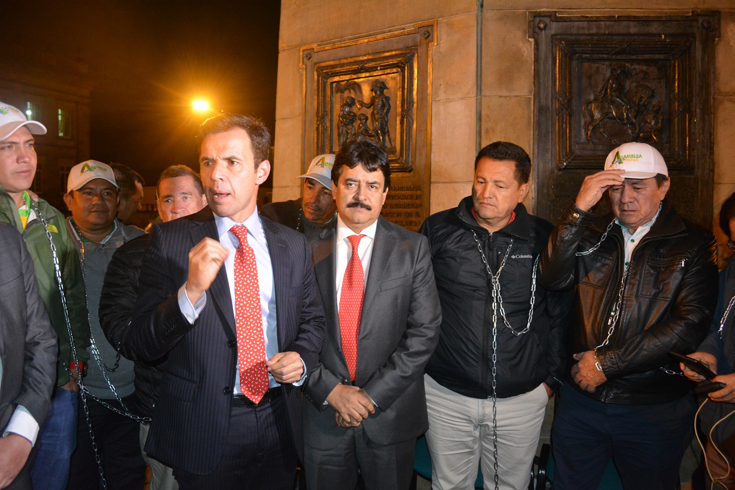 Levantada protesta de los diputados en la Plaza de Bolívar 2