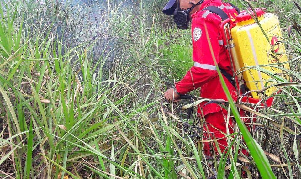 Incendio de cobertura puso en alto riesgo varias viviendas y planta de gas en El Agrado 2