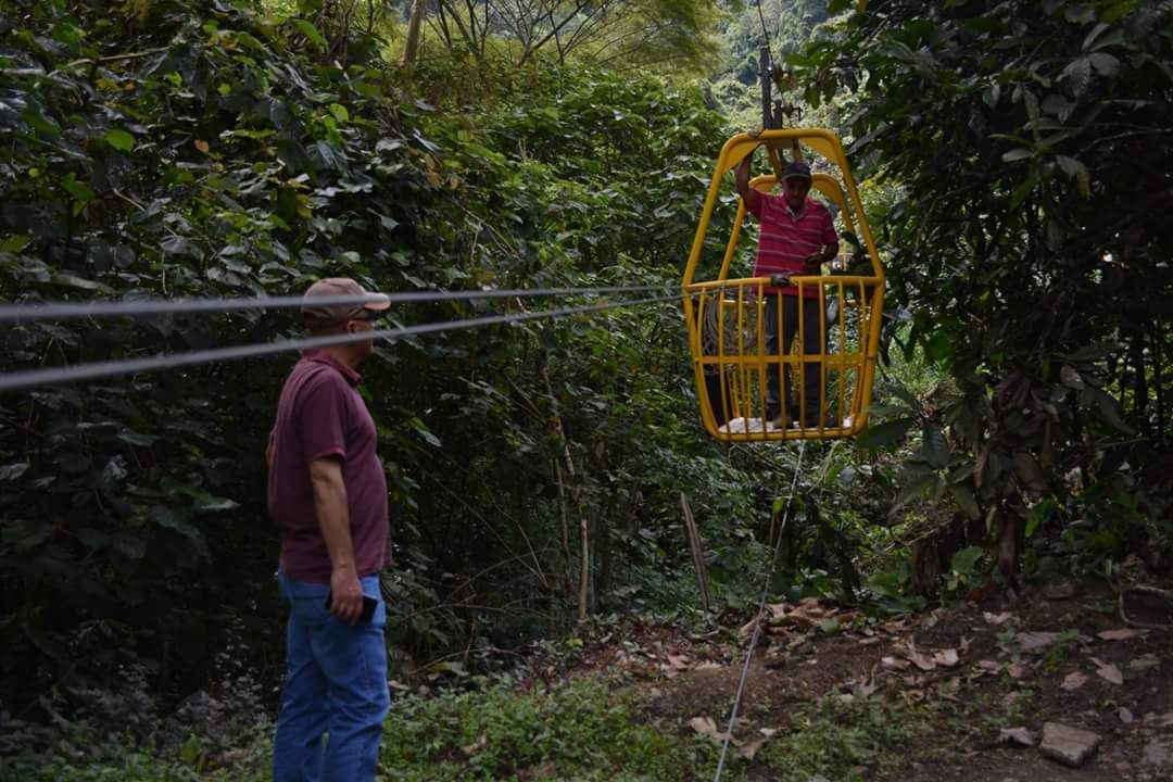 Instalan tarabita solar, innovador medio de transporte en vereda de Gigante 2