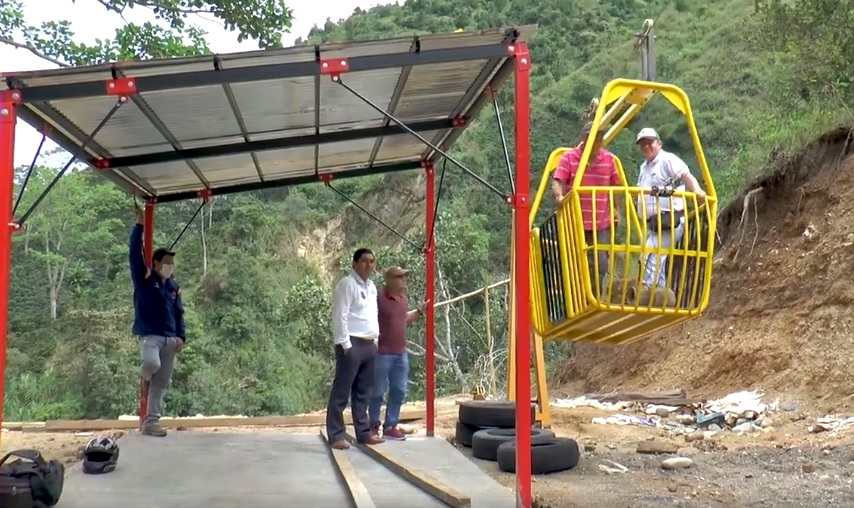 Instalan tarabita solar, innovador medio de transporte en vereda de Gigante 4
