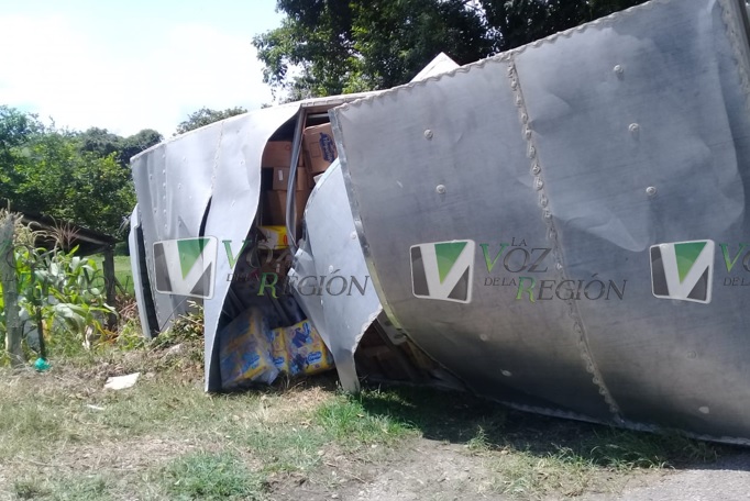 Por fallas mecánicas este tracto-camión se volcó en la vía Timaná Pitalito 1