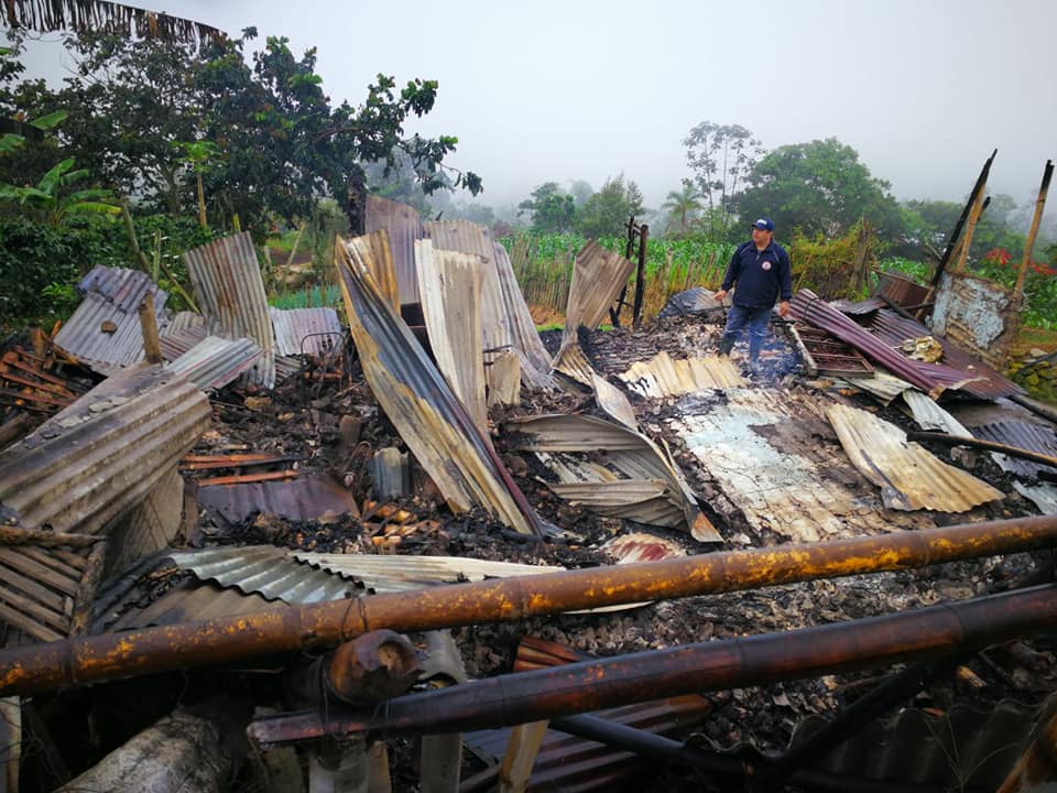 Humilde familia lo perdió todo tras incendio en Acevedo 2