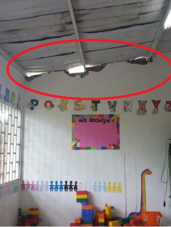 Padres de familia reclaman mejoramiento de aula escolar en Naranjal 1