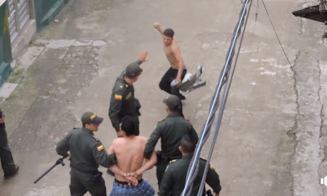 VIDEO: Jóvenes que rechazaron una requisa agredieron a la policía en Acevedo 2