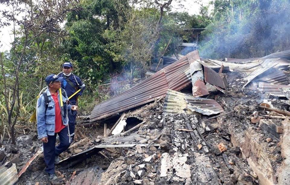 Tras incendiarse su vivienda, tres adultos mayores de Iquira quedaron en la calle 4