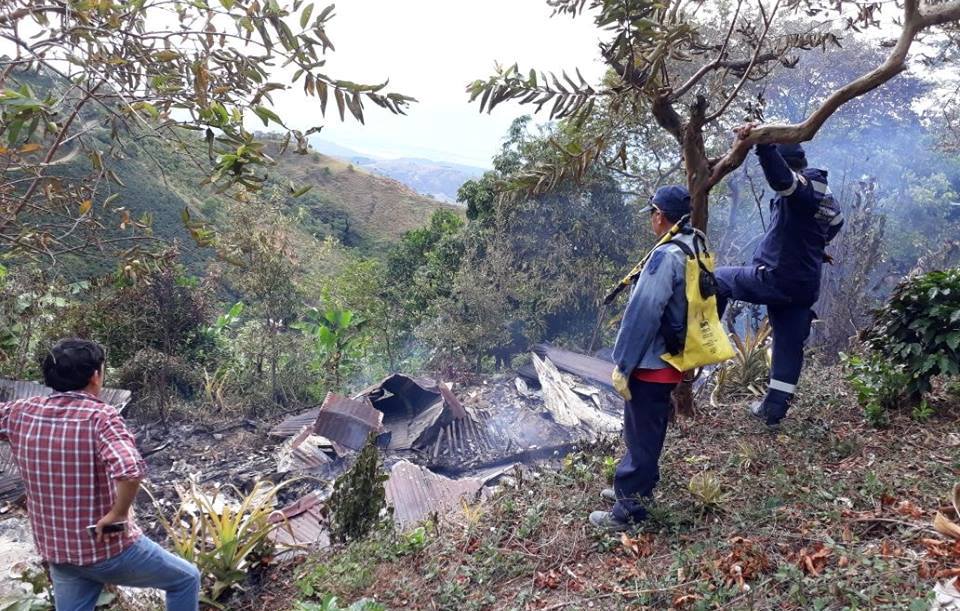 Tras incendiarse su vivienda, tres adultos mayores de Iquira quedaron en la calle 2