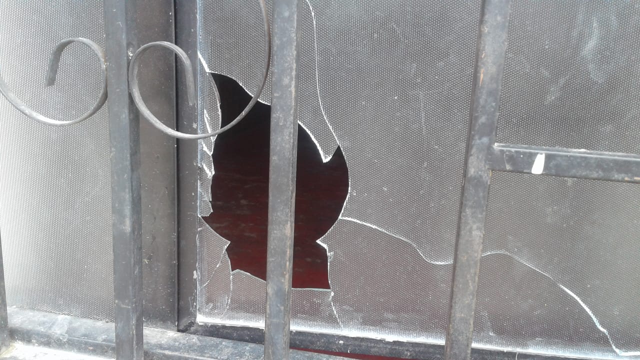 Insólito en La Jagua Garzón, cobradores "gota a gota" atacaron a pedradas una vivienda 2