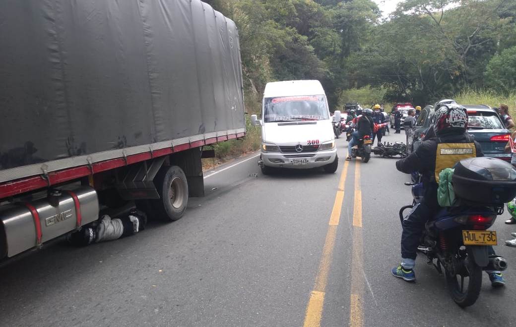 Tragedia vial entre Gigante y Hobo, motociclista falleció al colisionar contra un camión 3