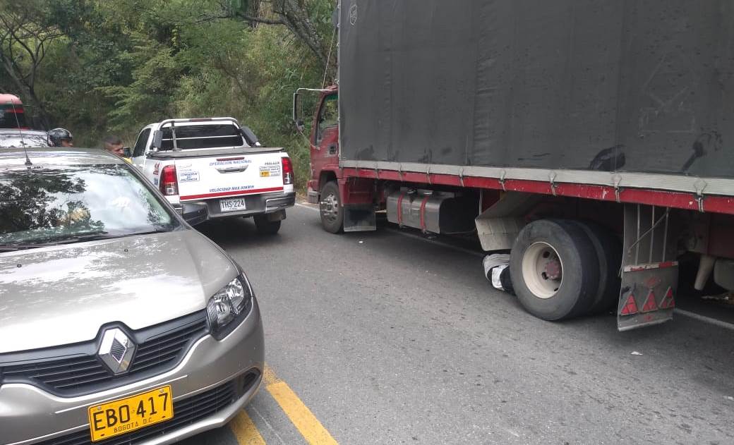Tragedia vial entre Gigante y Hobo, motociclista falleció al colisionar contra un camión 2