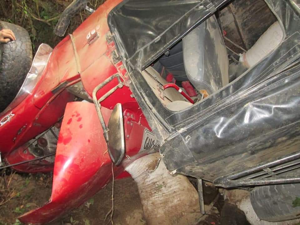 A un abismo de 20 metros cayó un campero con carga y sus ocupantes en El Pital 3