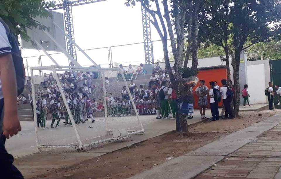 Alumnos protestan contra el mal servicio de alimentación escolar en Hobo 3