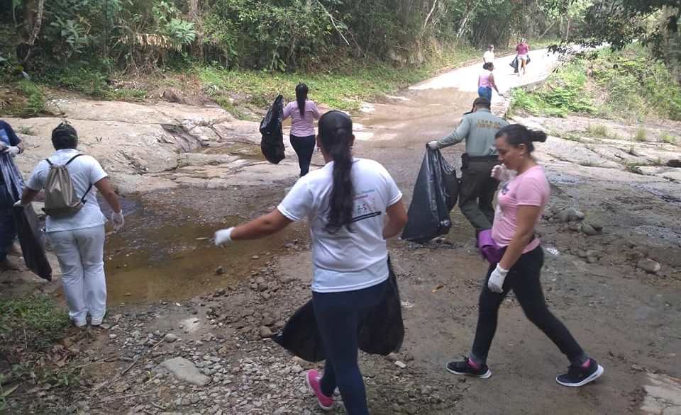 Exitosa jornada de aseo en los alrededores de la Caja de Agua en Paicol 1