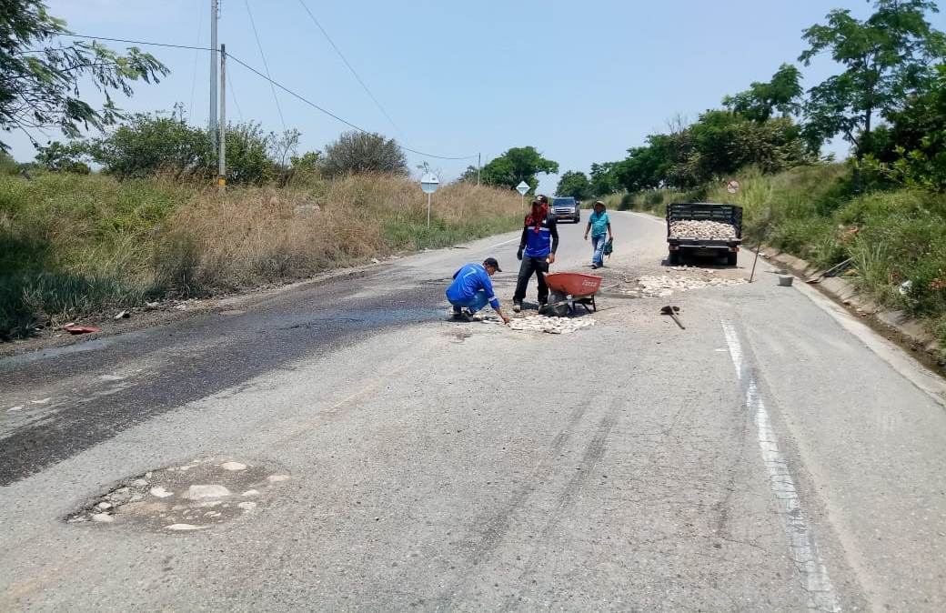 Cansados de esperar a Aliadas, usuarios taparon hueco vial en Hobo 2