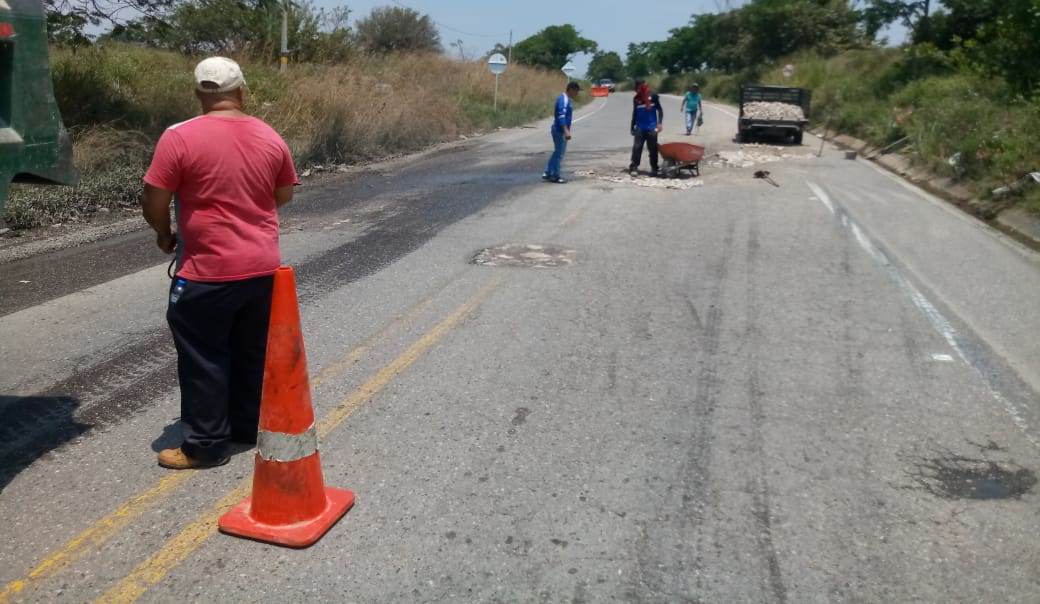 Cansados de esperar a Aliadas, usuarios taparon hueco vial en Hobo 3
