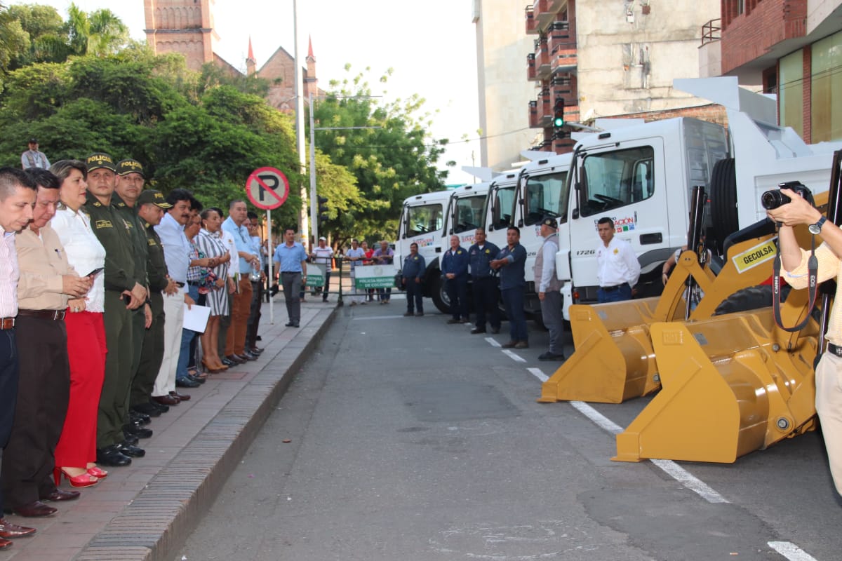Nueva maquinaria amarilla para mejorar la red vial del Huila, fue entregada 1