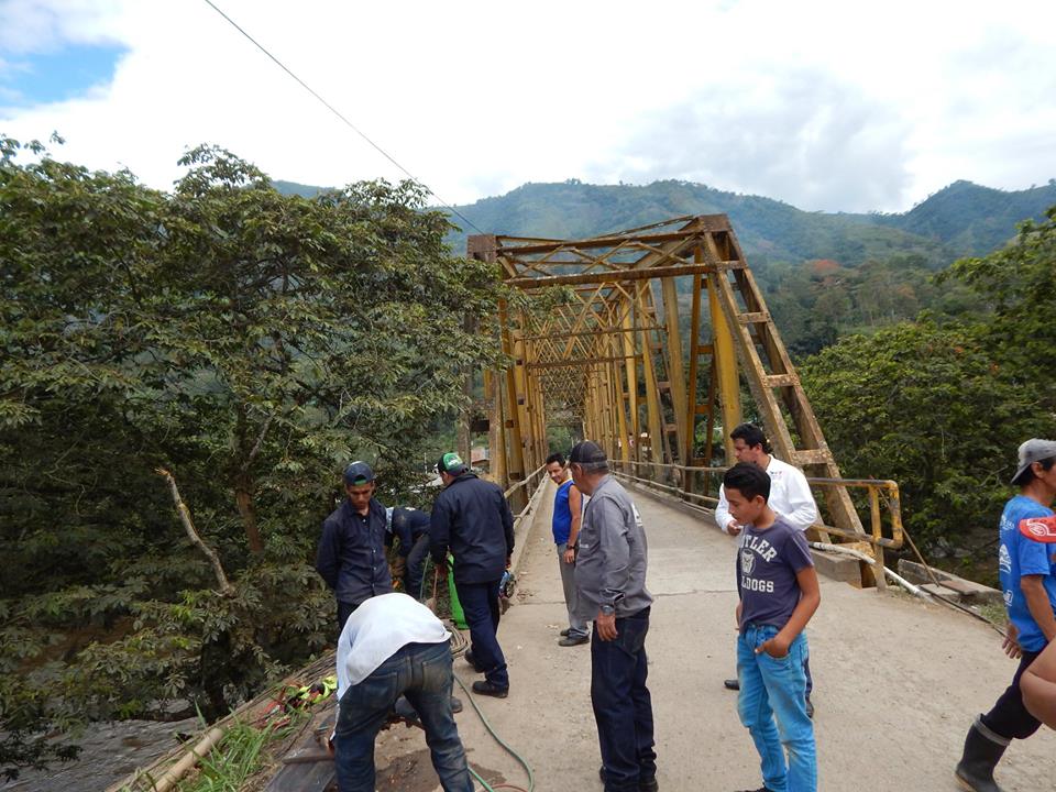 Tras quejas de la comunidad, consorcio vial realiza mantenimiento al puente de Oritogüaz 4
