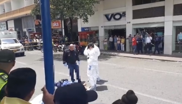 Conmoción en Neiva, un hombre se lanzó desde el décimo piso de un centro comercial 1