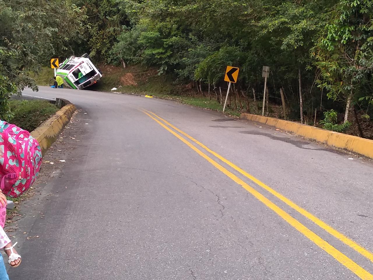 Cuatro personas heridas al accidentarse un microbus en Tesalia 3