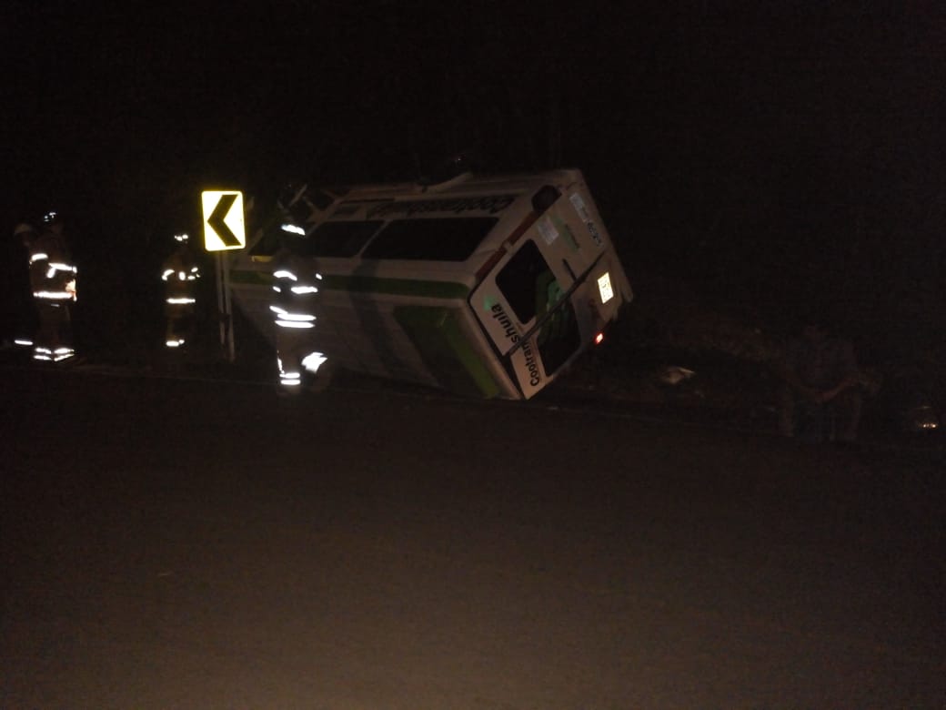 Cuatro personas heridas al accidentarse un microbus en Tesalia 1