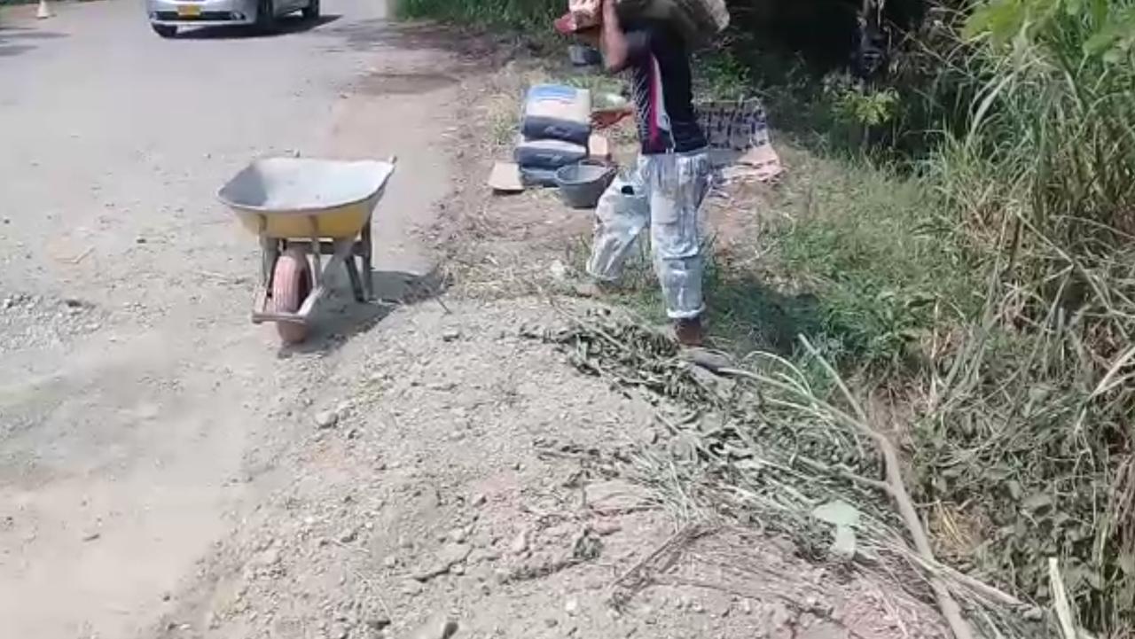 Víctimas de accidentes viales en El Agrado, están tapando los huecos de la carretera 4