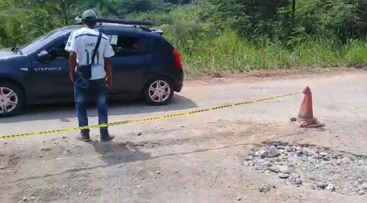 Víctimas de accidentes viales en El Agrado, están tapando los huecos de la carretera 2
