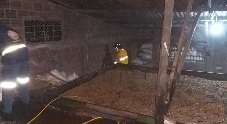Emergencia por incendio de una bodega de café en zona urbana de Acevedo 2