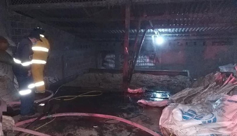 Emergencia por incendio de una bodega de café en zona urbana de Acevedo 3