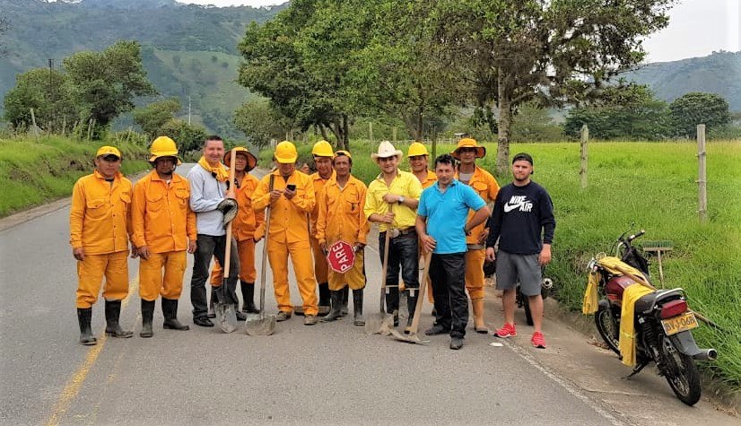 Con mingas comunitarias alcaldía lidera mejoramientos viales en Isnos 1