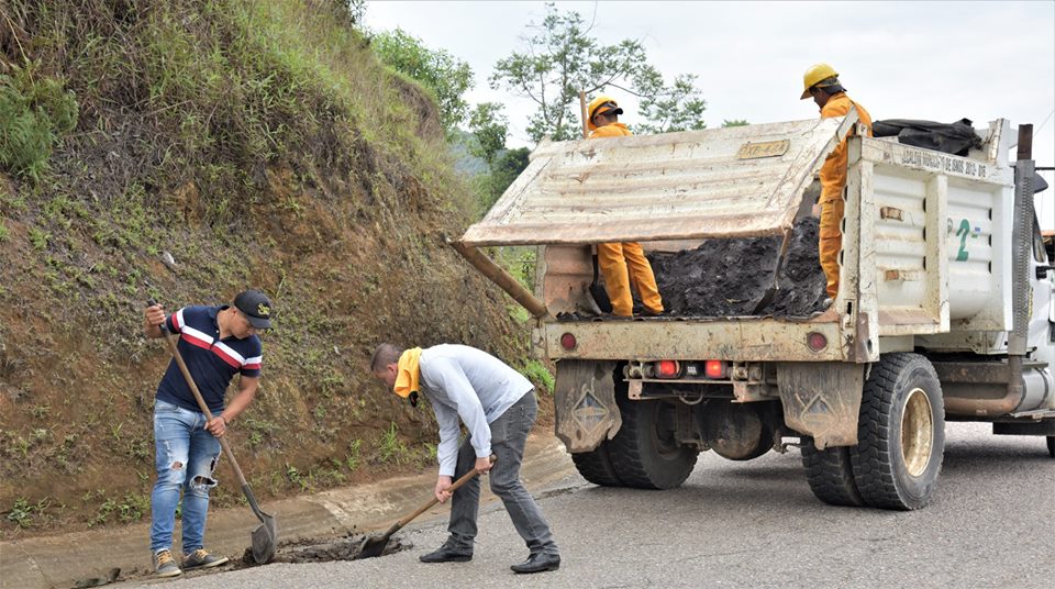 Con mingas comunitarias alcaldía lidera mejoramientos viales en Isnos 3