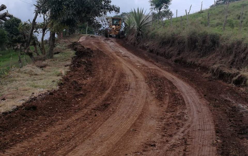 Con mingas comunitarias alcaldía lidera mejoramientos viales en Isnos 4