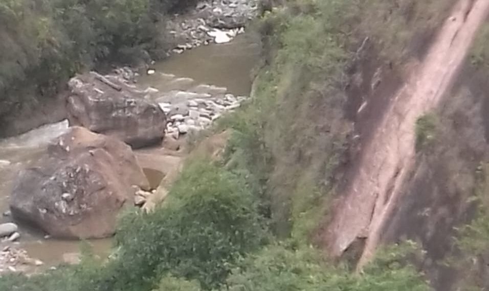 Vehículo de carga cayó por un abismo en la vía Santa María-Palermo 2