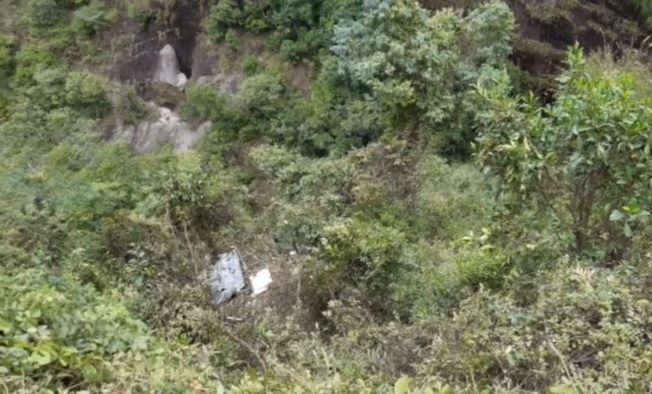 Vehículo de carga cayó por un abismo en la vía Santa María-Palermo 3