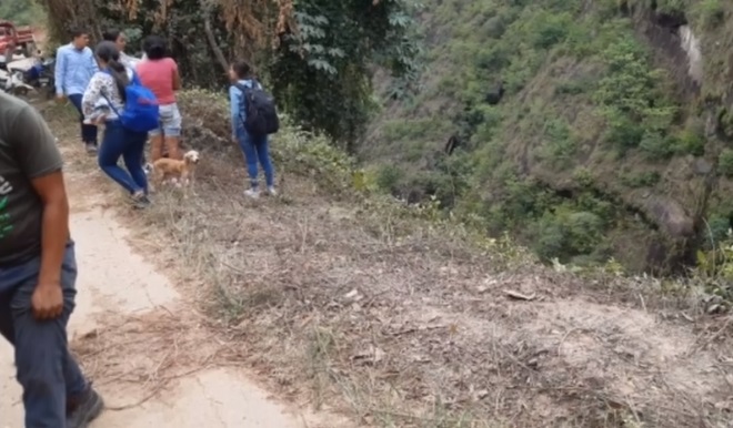 Vehículo de carga cayó por un abismo en la vía Santa María-Palermo 1