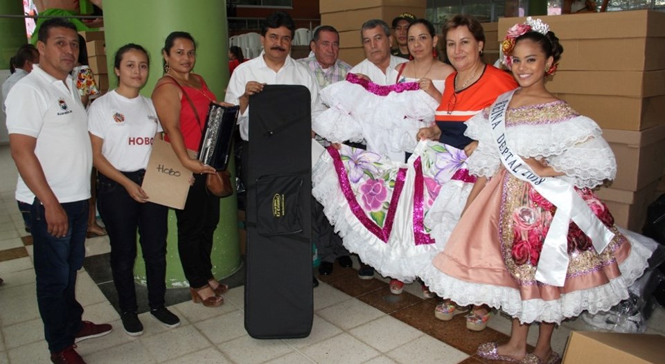Trajes típicos e instrumentos musicales fueron entregados a municipios 4