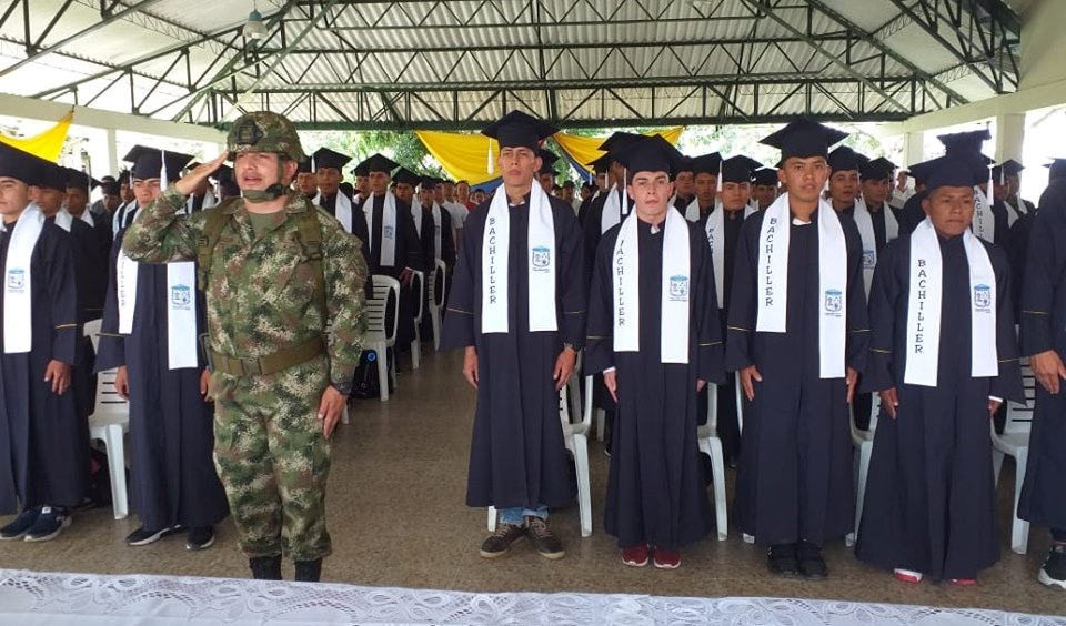 Soldados del Batallón Pigoanza en Garzón, se graduaron como bachilleres 1