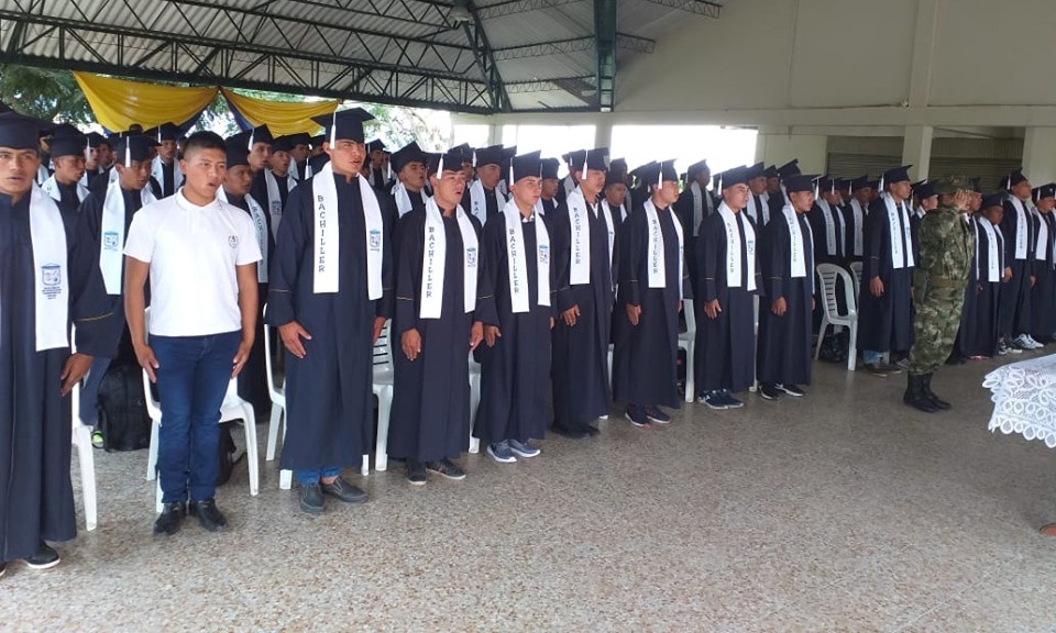 Soldados del Batallón Pigoanza en Garzón, se graduaron como bachilleres 2