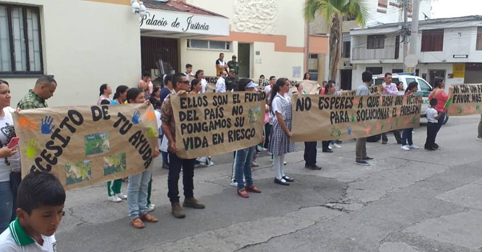 Estudiantes de Zuluaga Garzón, protestaron frente a la Alcaldía 1