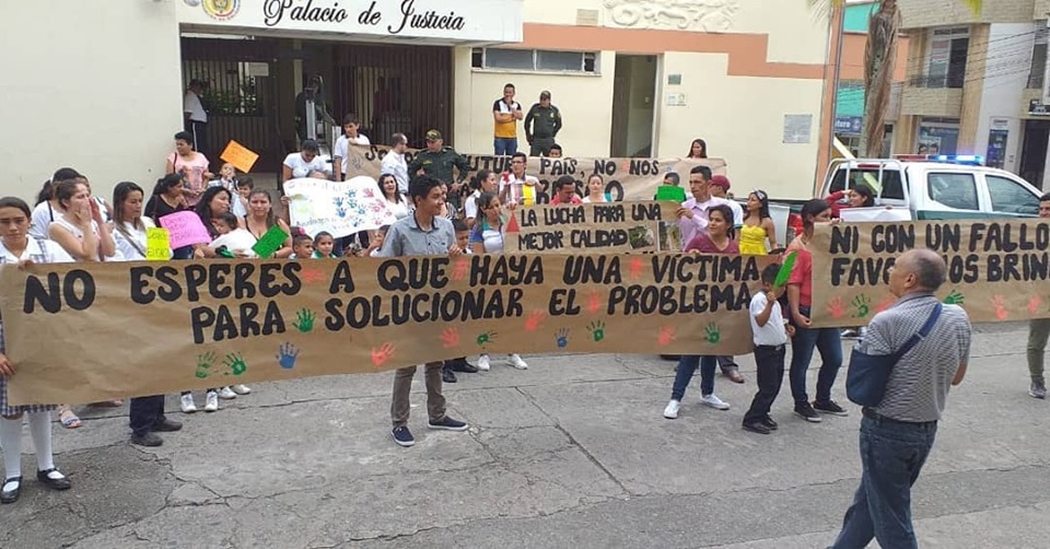 Estudiantes de Zuluaga Garzón, protestaron frente a la Alcaldía 3