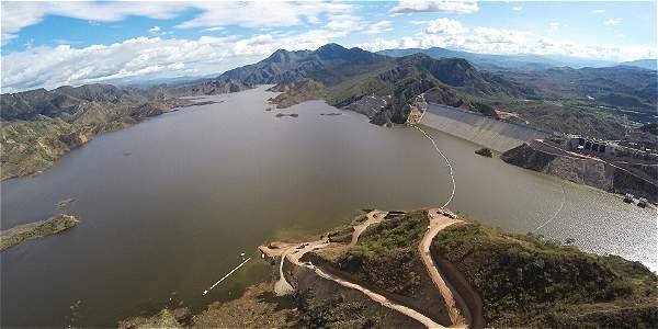Denuncian aparente malversación en compra de terrenos para restitución en El Quimbo 1