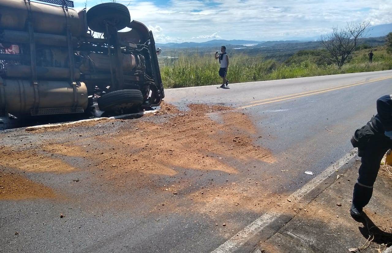 Accidente vehicular en el sector Los Altares entre Gigante y Hobo 4